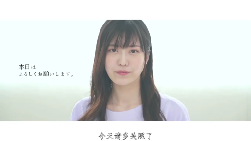 室内 · 微笑 · 近景 · 说话 · 紫色上衣 · 正脸 · 女