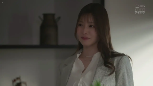 Indoor · 面部 · Stand · Smile · Gaze · 灰色西装 · 装饰罐 · 女明星