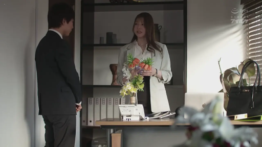 办公室 · Eye contact · 全景 · Professional · Business attire · 花卉 · Looking at phone · 职场背景