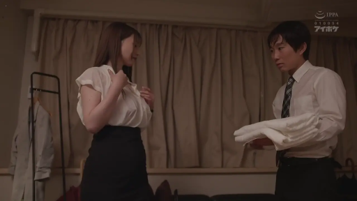 Indoor · Stand · Medium shot · 对话 · Business attire · 认真 · Towel · OL plot