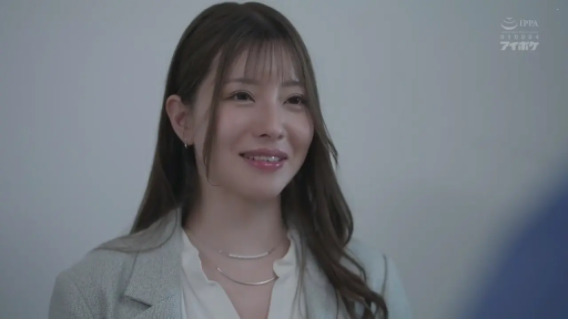 室内 · 交谈 · 站姿 · 微笑 · 面部特写 · 职业装