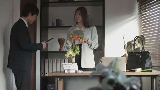 办公室 · Stand · Medium shot · 文件夹 · Workplace · Peaceful · 西装制服 · 办公交流