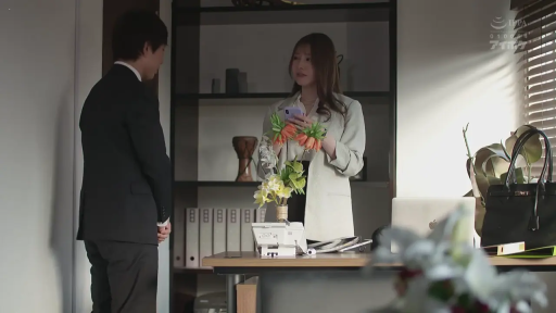 拿手机 · 办公室 · 站立 · 手机 · 中景 · 自然 · 西裝 · 劇情