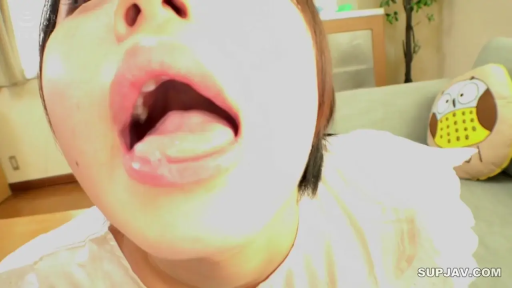 室内 · 白色衬衫 · 顔のクローズアップ · 居家 · 抱枕 · 俯瞰撮影 · レンズを見つめて · 清纯诱惑