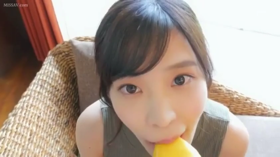 室内 · 顔部のクローズアップ · 跪き姿勢 · 长发 · 口交行为 · ノースリーブタンクトップ · 无辜表情 · 仿阳具道具