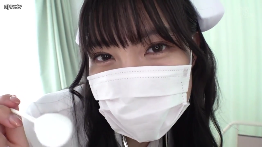 单人 · 卧室 · 全景 · 纸巾盒 · 居家服 · 独处 · 盘坐 · 郁闷