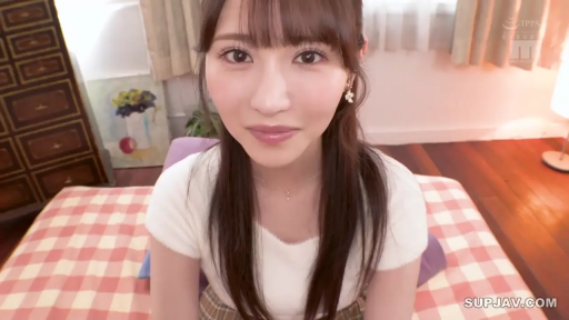 坐姿 · 卧室 · 微笑 · 斗柜 · 面部特写 · 亚洲女性 · 白色毛绒上衣 · 凝视镜头