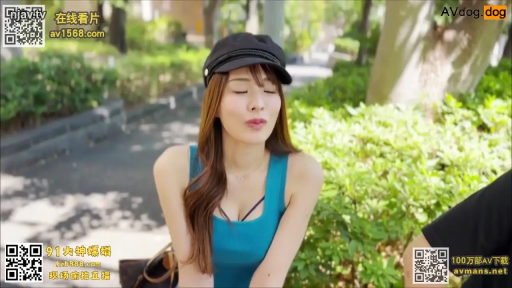 坐姿 · 交谈 · 挎包 · 上半身 · 街拍 · 公园 · 蓝色低胸背心 · 闭眼嘟嘴