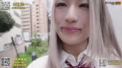 School uniform · Face · Stand · Smile · Stare · 长发 · 街头