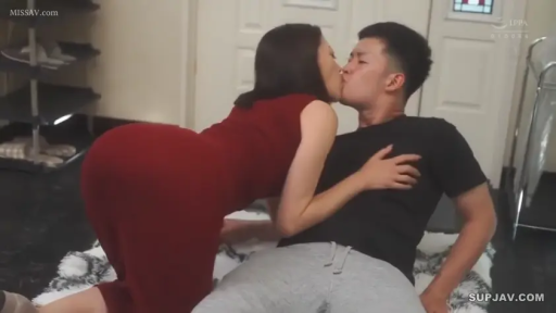 室内 · 中景 · 目を閉じて · 接吻 · じゅうたん · 情侣 · 红色紧身裙 · 跪き姿勢で前屈