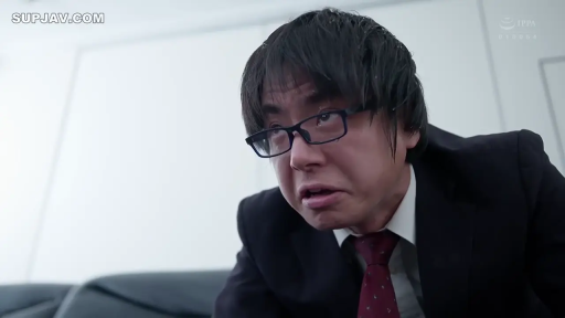 坐姿 · 办公室 · 中景 · 交谈行为 · 职业套装 · 办公家具 · 严肃表情 · 职场场景