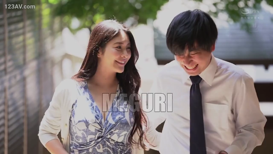 中景 · 行走 · 室外 · 笑容 · 水印 · 散步 · 碎花裙