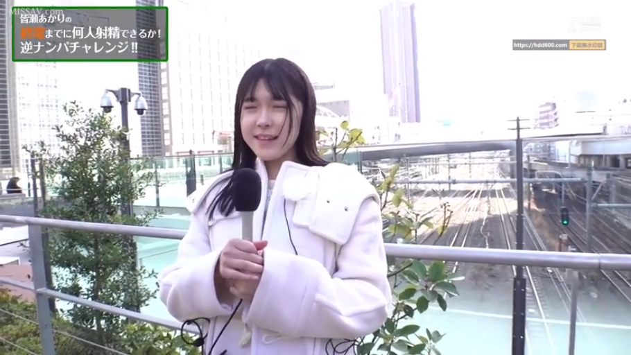 站立 · 半身 · 白色大衣 · 车站背景