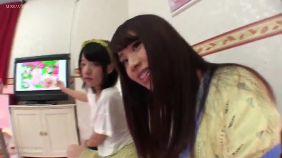 室内 · 坐姿 · 中景 · 微笑 · 面对镜头 · 双人 · 休闲服 · 电视机