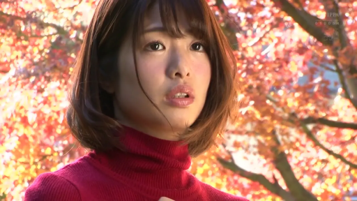 忧郁 · 面部特写 · 公园 · 红色高领毛衣 · 站立姿势 · 凝视行为 · 枫叶背景