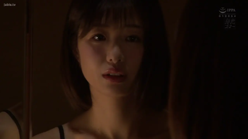 室内 · 面部特写 · 黑色内衣 · 暗光 · 镜子 · 淡然 · 站立姿势 · 照镜子