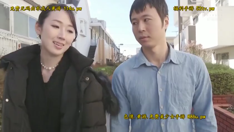 交谈 · 微笑 · 行走 · 上半身特写 · 黑色羽绒服 · 户外街道