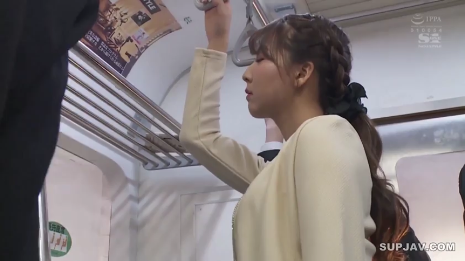 站立 · 侧脸 · 电车 · 套装