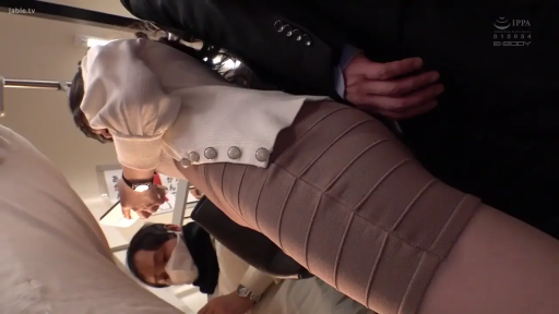 集中 · 站立 · 手すり · スマホを見る · 携帯電話 · 电车 · 痴汉视角 · 白色长袖上衣