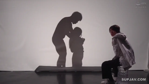 坐姿 · 凝视 · 摄影棚 · 剪影 · 黑裤 · 投影幕 · 影子 · 观看剪影