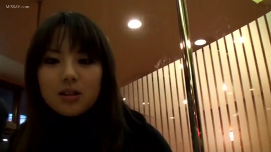 室内 · 坐姿 · 自然 · 面部特写 · 凝视 · 长发 · 黑色高领上衣