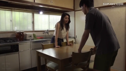 厨房餐厅 · 居家场景 · 餐桌椅 · 焦虑 · 生活便装 · 扶桌对峙 · 交谈争执