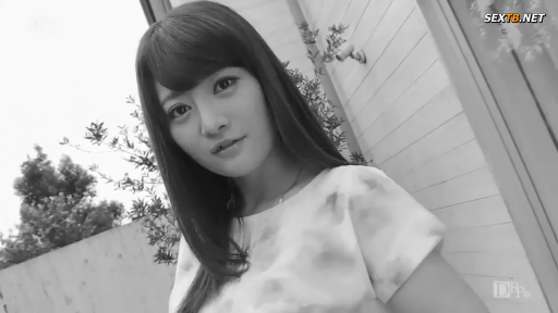 面部 · 站立 · 白色短袖 · 平静 · 项链 · 室外 · 黑白滤镜 · 镜头摆拍