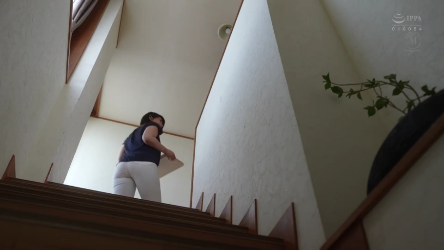 楼梯间 · 仰拍视角 · 托盘 · 站立行走 · 深色短袖与白色长裤 · 臀部背影特写 · 持物上楼