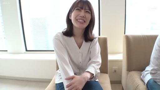 Sitting Posture · Brilliant · Medium shot · 窗边 · Workplace Style · White long-sleeved shirt · 仰头微笑