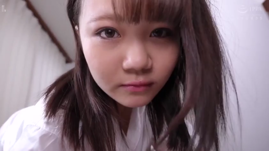 室內 · 俯身 · 臉部特寫 · 平靜 · 白襯衫 · 注視 · 长发