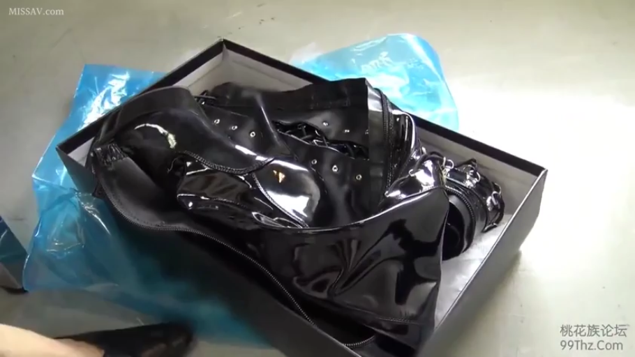 室内 · 恋物 · 包装盒 · 物品特写 · 黑色漆皮过膝靴 · 开箱