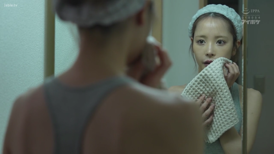 脸部特写 · 站姿 · 平静 · 束发带 · 镜子 · 背影 · 洗漱间 · 擦脸