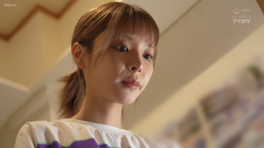 室内 · 注视 · 脸部大特写 · 迷茫 · 马尾辫 · 白色短袖T恤 · 俯视俯拍