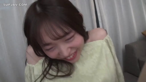 室內 · 俯身 · 臉部特寫 · 开心 · 歡笑 · 齐刘海 · 一字领上衣