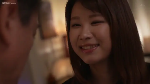 室内 · 微笑 · 面部特写 · 黑色上衣 · 眼神交流 · 侧向坐 · 暖光调