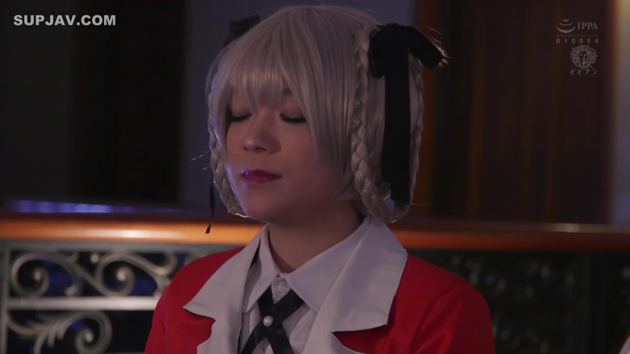 室内 · 坐姿 · 面部 · 红色制服