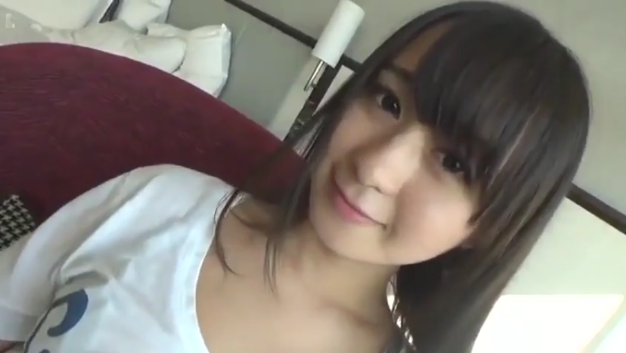 顔部のクローズアップ · 寝室 · 注视镜头 · 长发 · 白いTシャツ · 侧倾 · 微嗔