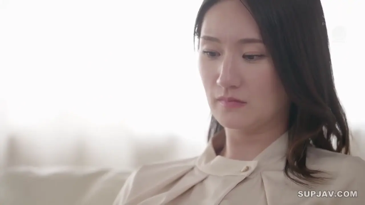 室内 · 坐姿 · 面部 · 沉思 · 注视 · 米色上衣 · 高清