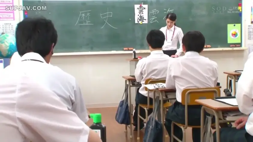 坐姿 · 校服 · 教室 · 全景 · 平静 · 授课 · 黑板 · 真人