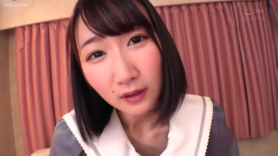 真剣 · 单人 · 身をかがめる · 顔部のクローズアップ · 寝室 · 制服 · 注視