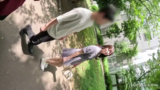 全身 · 站姿 · 微笑 · 手提包 · 连衣裙 · 户外公园 · 日光 · 街头搭讪