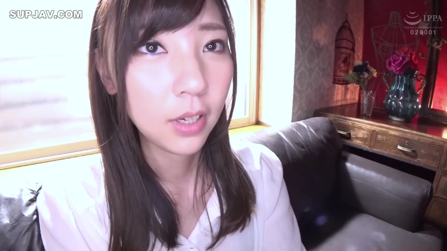 室内 · 坐姿 · 沙发 · 自然 · 白色衬衫 · 面部特写 · 长发 · 凝视镜头