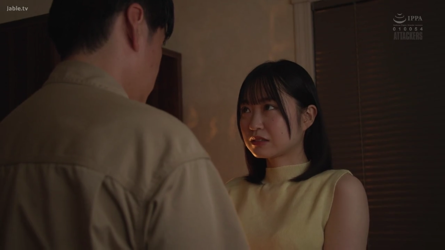 室内 · 忧郁 · 半身特写 · 面对面站立 · 无袖针织衫 · 剧情向 · 眼神交流