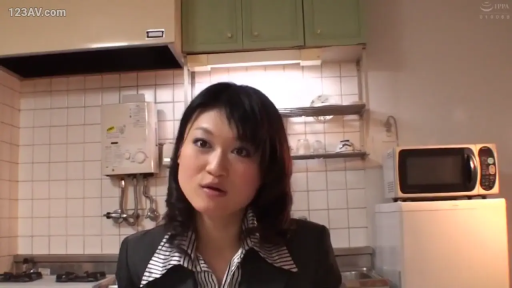 坐姿 · 严肃 · 职业装 · 厨房 · 熟女 · 说话 · 胸部以上 · 微波炉