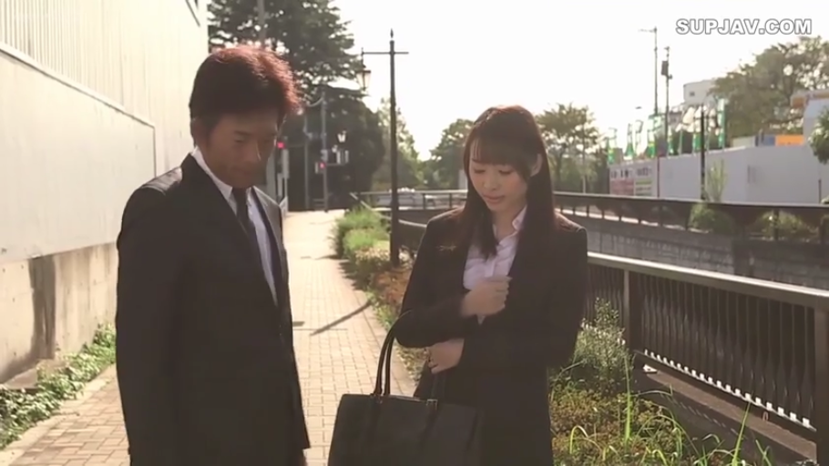 站立 · 中景 · 自然 · 职业装 · 剧情 · 手提包 · 交流 · 户外