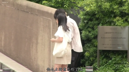 休闲装 · 手提包 · 行走 · 户外 · 散步 · 街拍