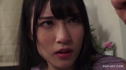 室内 · 顔部のクローズアップ · 紫色上衣