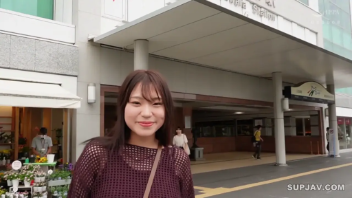 站立 · 微笑 · 半身 · 挎包 · 长发 · 看着镜头 · 车站前 · 紫色网格上衣