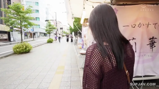 站立 · 微笑 · 半身 · 行走 · 室外街道 · 斜挎包 · 街头随拍 · 紫色网衫