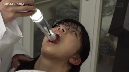 白大褂 · 仰头 · 口腔特写 · 诊室 · 张口呼吸 · 撑嘴扩张 · 内窥镜 · 口腔恋物